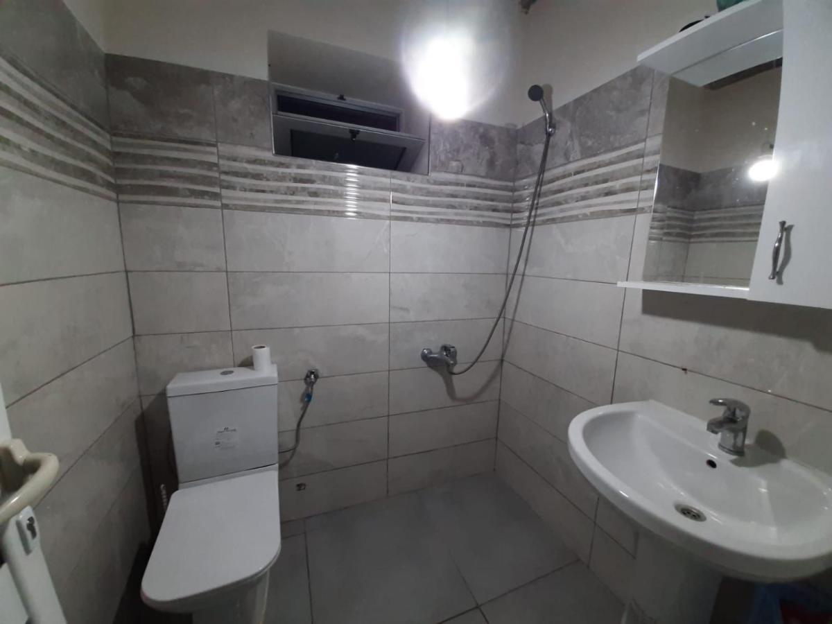 Tropoje Guest House Emanueli מראה חיצוני תמונה