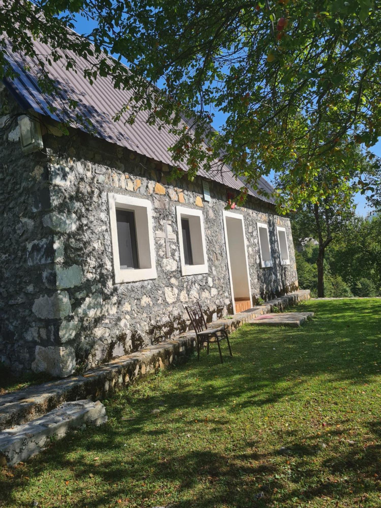 Tropoje Guest House Emanueli מראה חיצוני תמונה